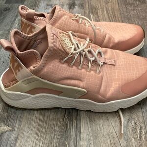 NIKE Women's Air Huarache Run Ultra